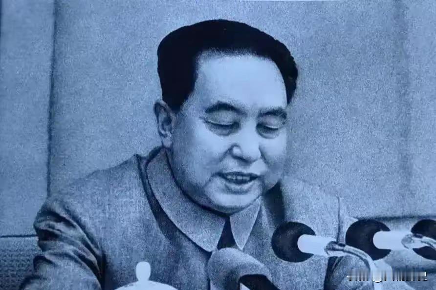 1980年华老辞去所有职务后，一次会议上有人想秋后算账，追究他的责任，开国上将许