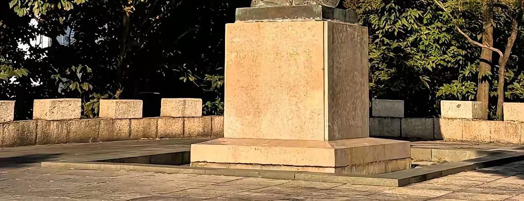 徒手爬台北101的Alex又炸屏了，好多人盯着他赚多少钱，其实这根本没问到点子上