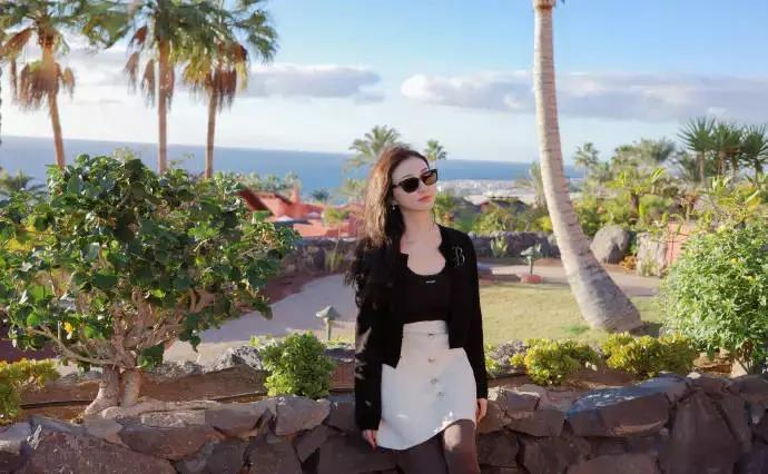 分享娱乐景甜黑衫搭白裙在海边度假椰林落日氛围感拉满