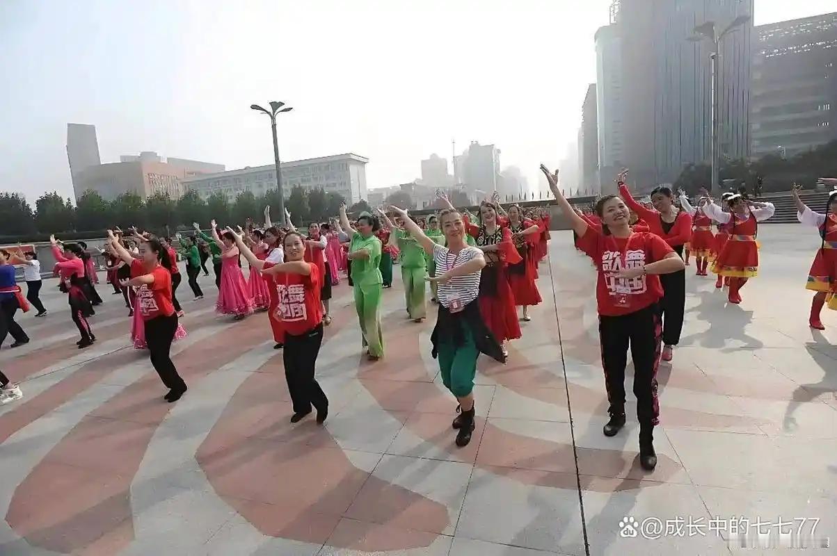 为何中老年人钟情广场舞在城市的广场、公园，广场舞的欢快节奏随处可闻，众多中老