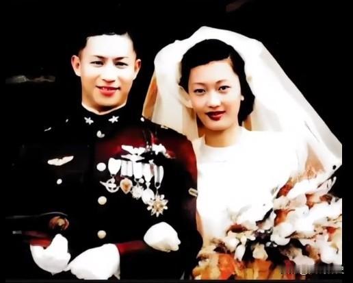 这张珍贵合影拍摄于40年代一位飞虎队成员和妻子的一张结婚合影，丈夫名叫陈炳靖