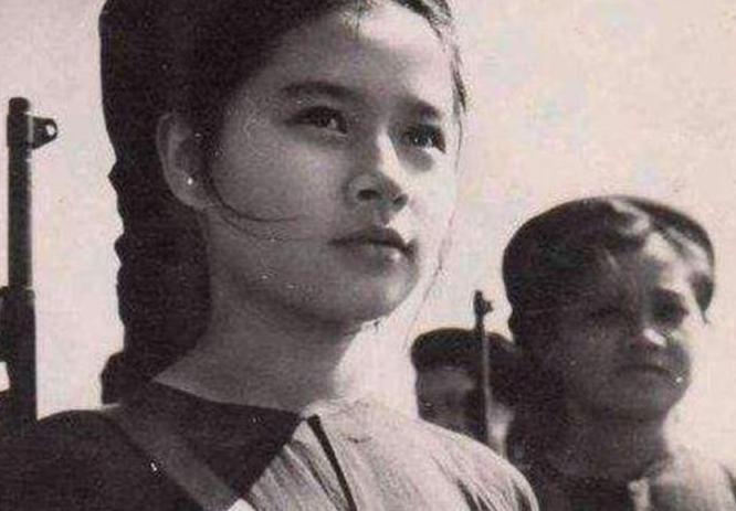 1979年，黄干宗被两个越南女兵“掳”进了大山深处。他本以为自己必死无疑，却没想