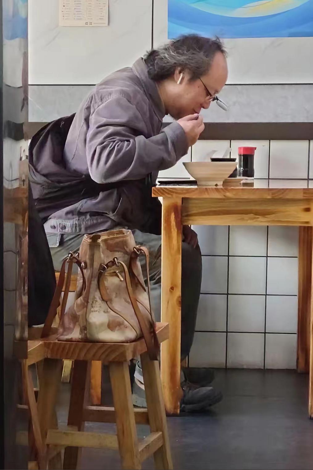 窦靖童：我不担心我妈，她钱多得花不完。我只担心我那只会吃炸酱面的爸。2024