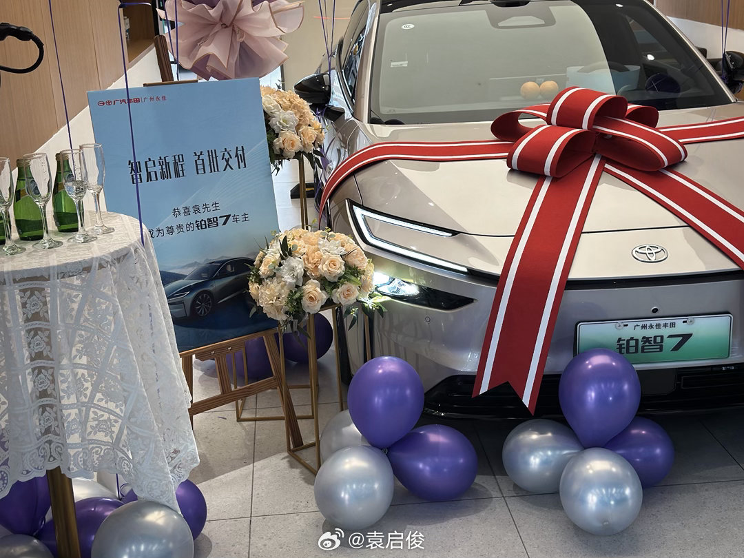 一台能承载一家三代人的车，似乎也只能是丰田了油价你就涨吧我有700km续航在手，