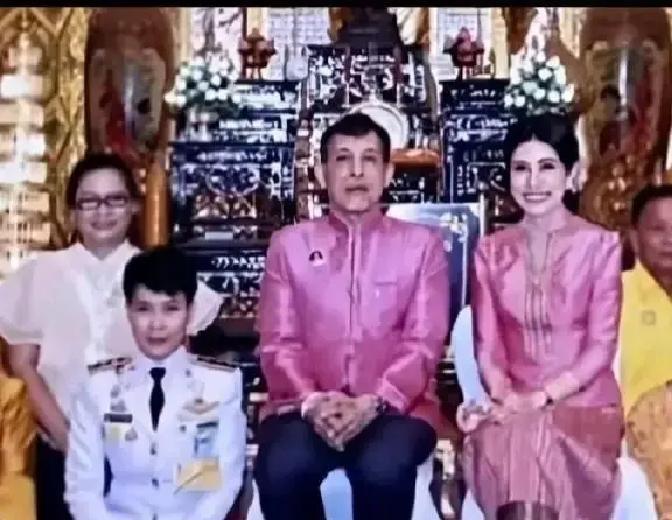 欧拉弄肩章和徽章突然没了，泰国社交网炸锅。照片里她穿便服站角落，身边没少将星也