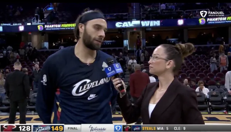 NBA常规赛，骑士149-128击败热火。赛后骑士球员马克思-斯特鲁斯接受了