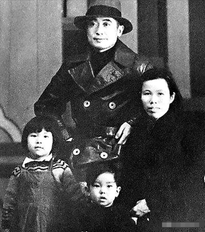 1949年，她三次拒绝宋美龄的台湾邀请，站在丈夫坟前说：“我丈夫埋在哪，我就在哪