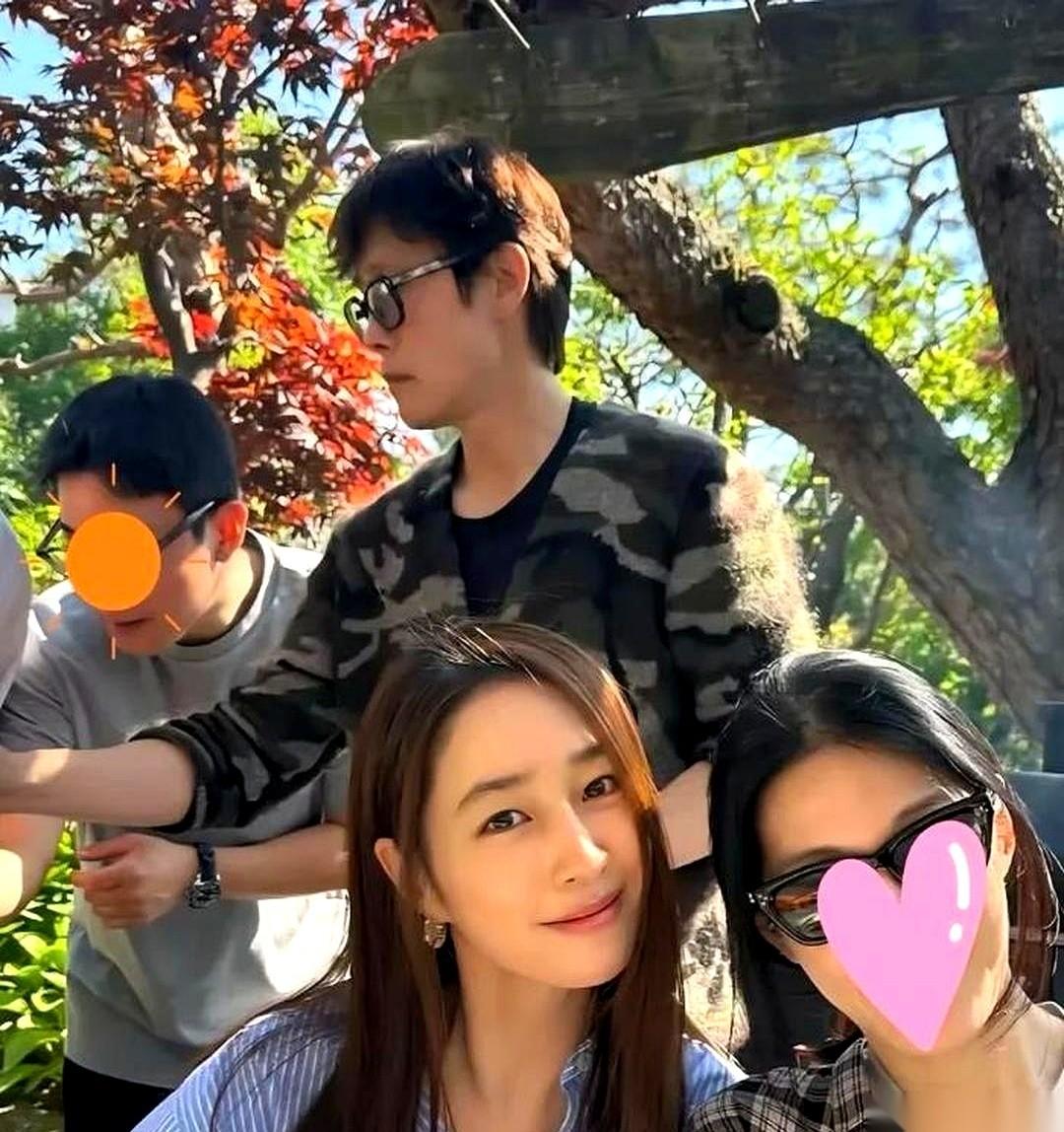 李秉宪，那个影帝，又和他老婆李珉廷同框了。朋友的户外烤肉局，烤架上肉片滋滋作响