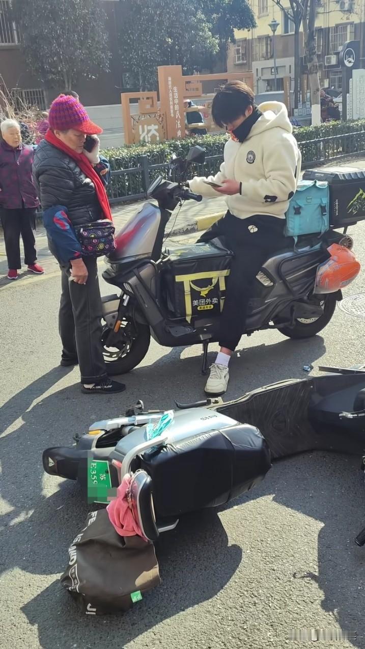 狮子大开口啊！一外卖员与一老太太骑电动车相撞，老太太张口就要外卖员赔3000块钱