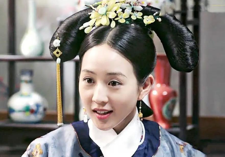 1722年，雍正给14岁乾隆配了宫女，照顾他的饮食起居。没人能料到，这个看似