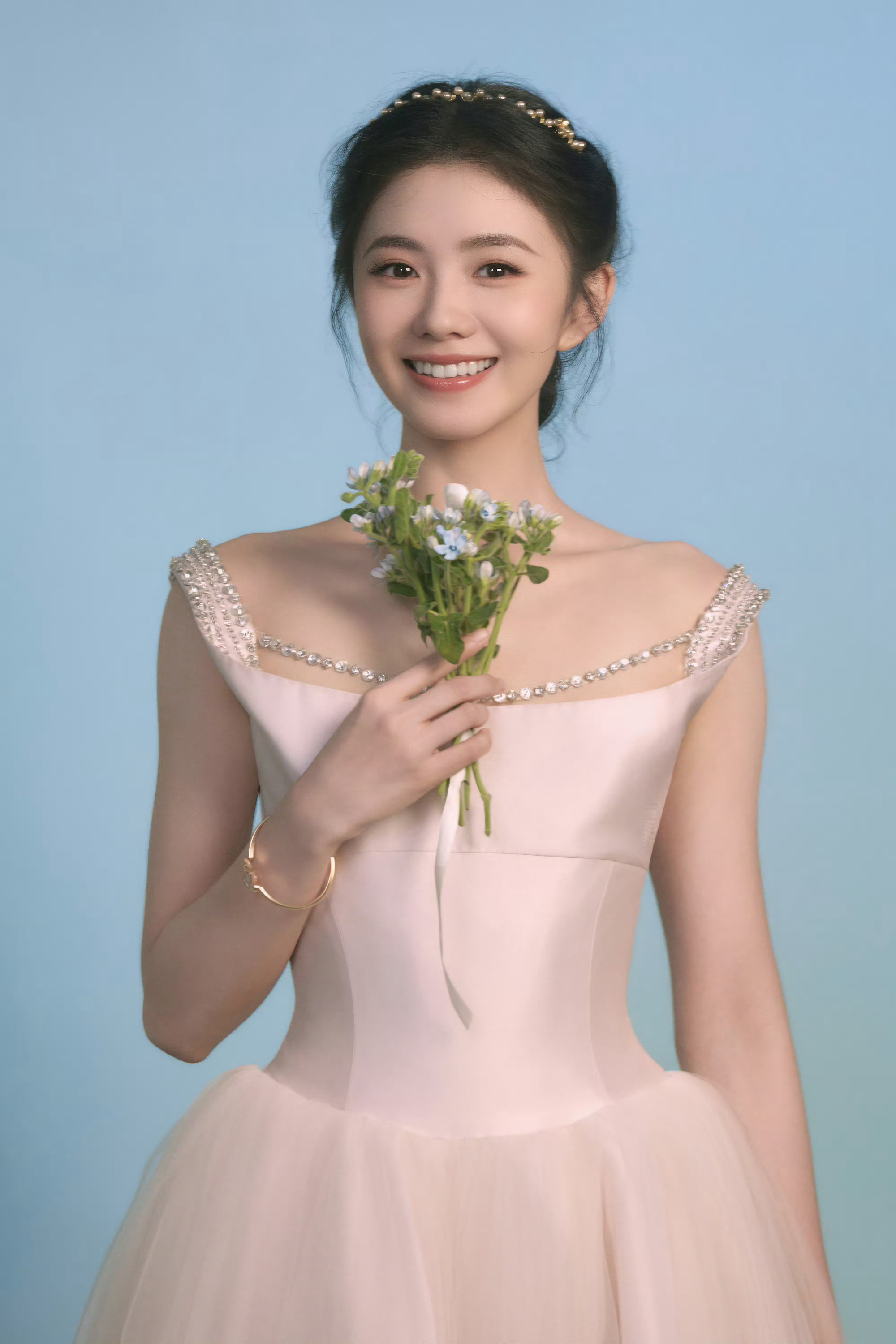 刘浩存粉裙麻花辫造型存子就是人间在逃公主🤩​​​