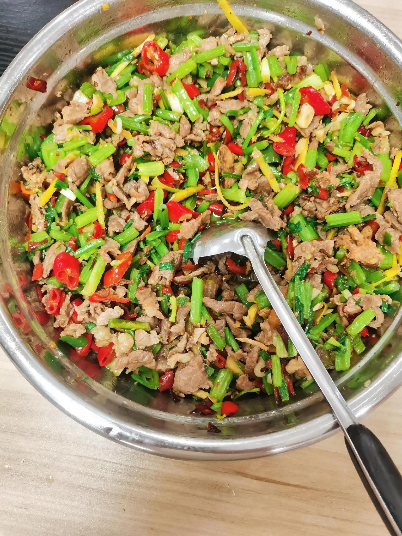 公司食堂家常菜谱：芹菜炒牛肉素炒有机花菜萝卜骨头汤。熬过黑夜自有黎明！