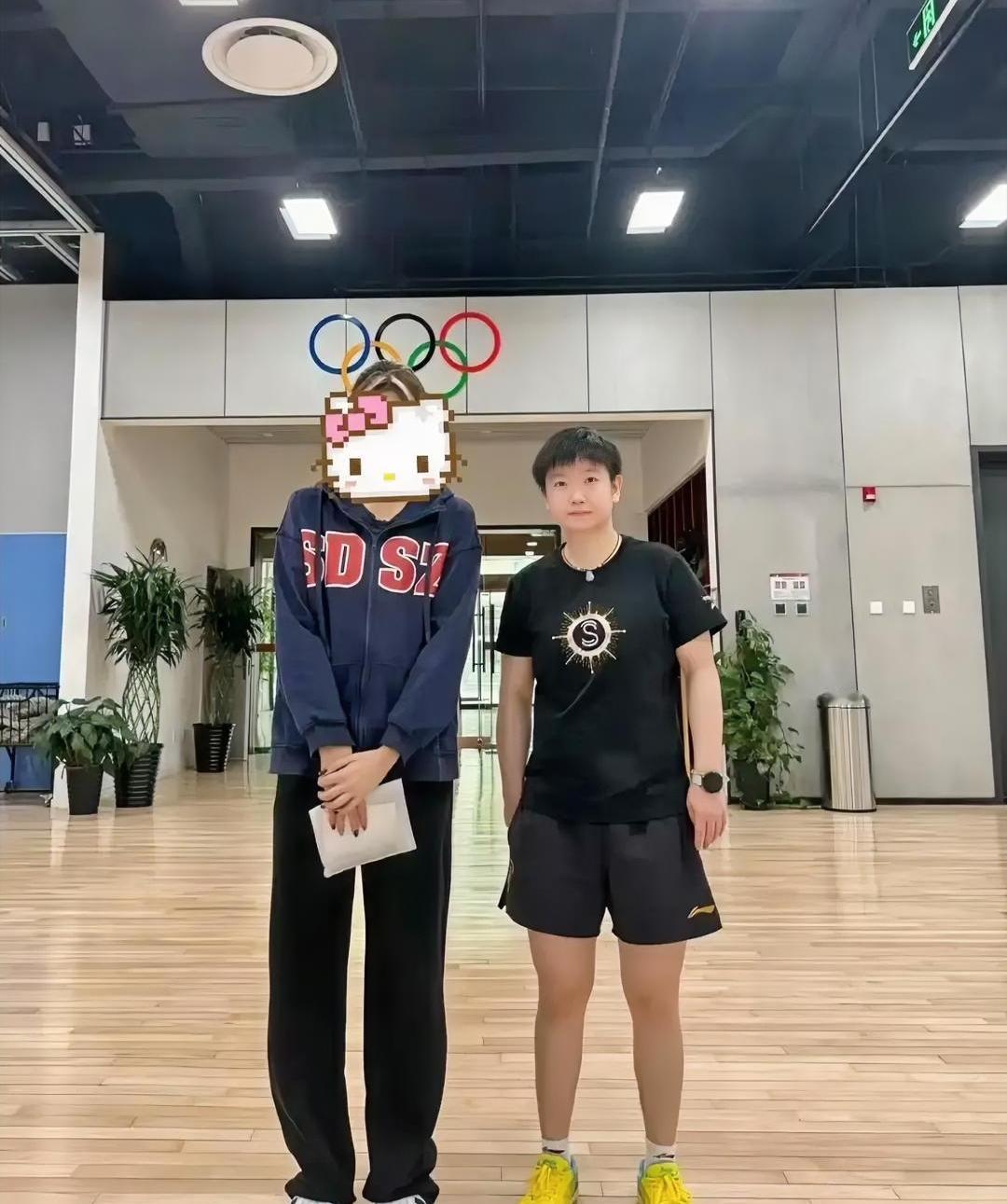 终于看到新鲜的莎莎了，感觉她瘦了好多，但是精神很好。有球迷发出和莎莎最新