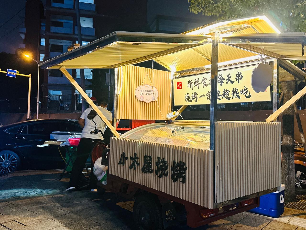 小区小吃摊夫妻碎了！她曾多给勺花生碎，如今为网友弃俩娃，摊儿凉了每天上班路