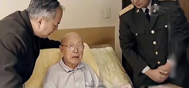 2003年，杨利伟搭乘神舟五号成功飞入太空，科技人员第一时间找到钱学森，把喜讯告