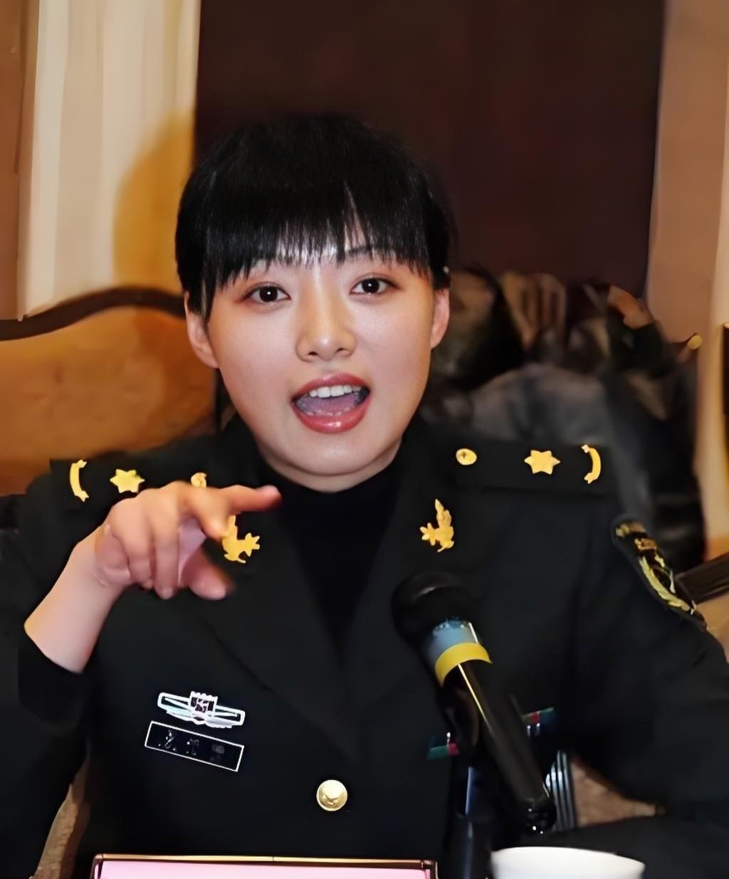 真没想到李云龙的“媳妇”竟是位英姿飒爽的女军人！李云龙的“媳妇”在戏外，还