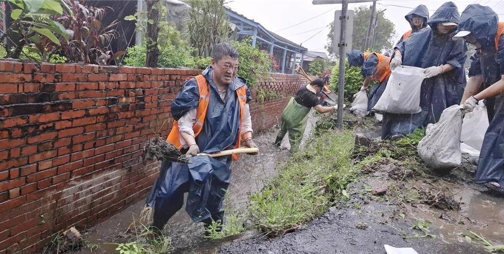 台湾南部暴雨成灾，民进党代理秘书长何博文今天率领50多名志工，前往台南市后壁区菁