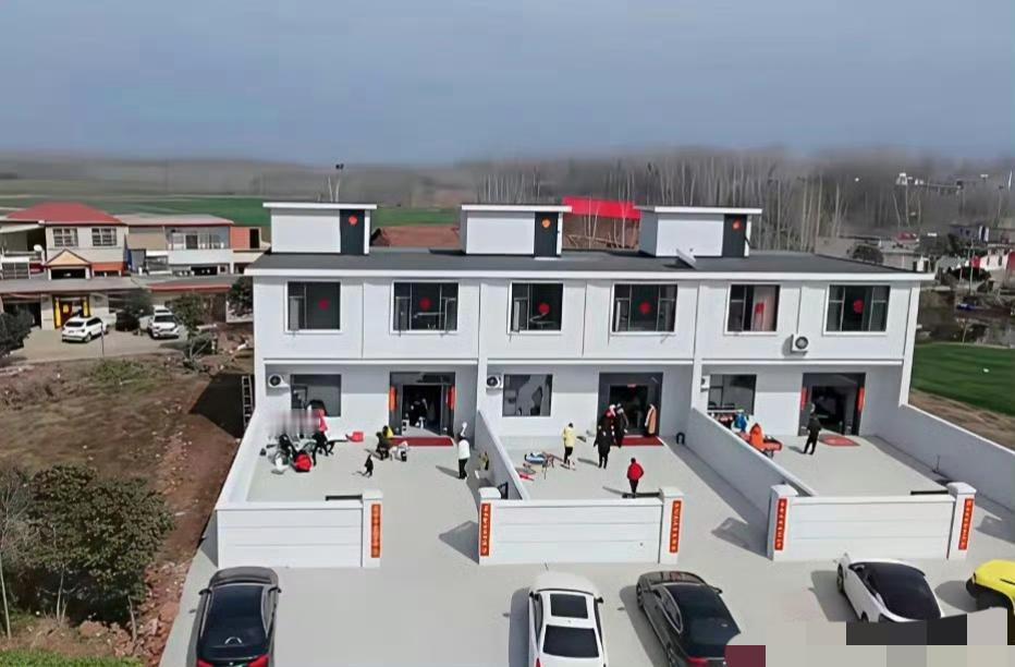 三兄弟农村自建房，有人说中间的围墙多余，你觉得呢？