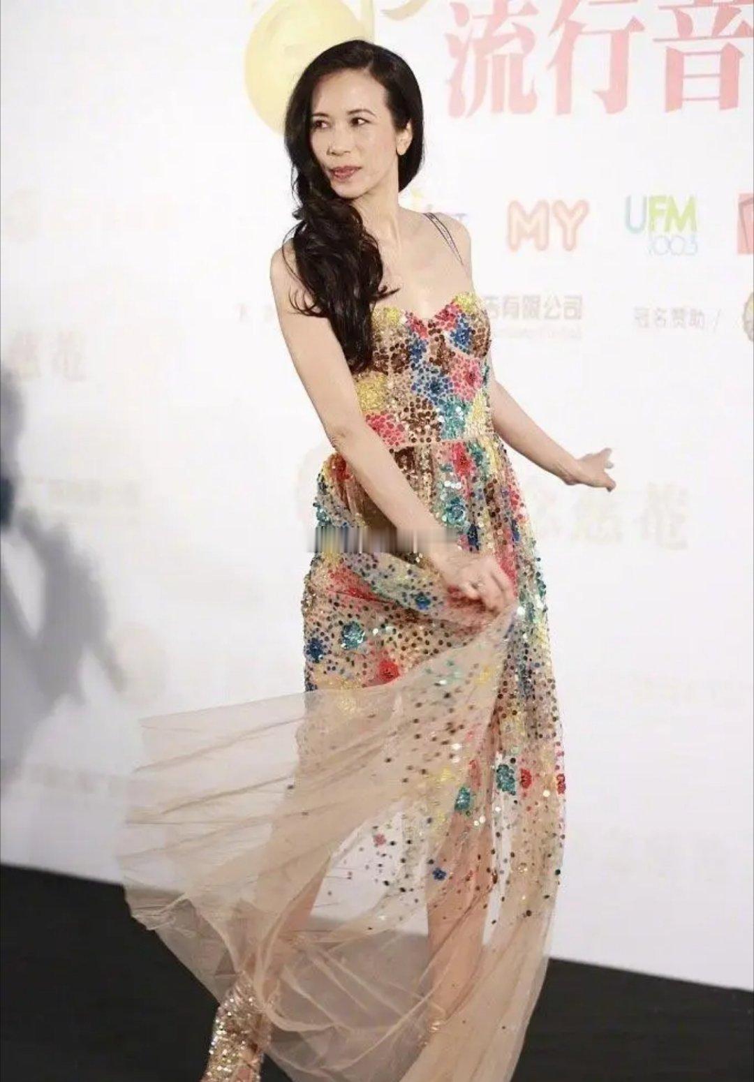 莫文蔚一袭裸色亮片吊带裙亮相，光影流转间勾勒出玲珑曲线，美腿在裙摆下若隐若现，性