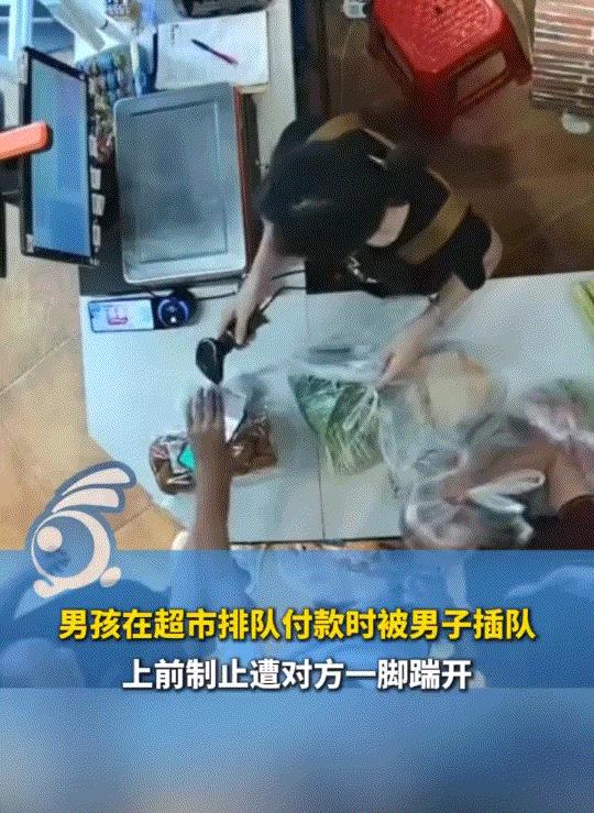 太坏了！湖北宜昌，13岁男孩在超市排队付款时被男子插队，可当男孩上前制止其插队时