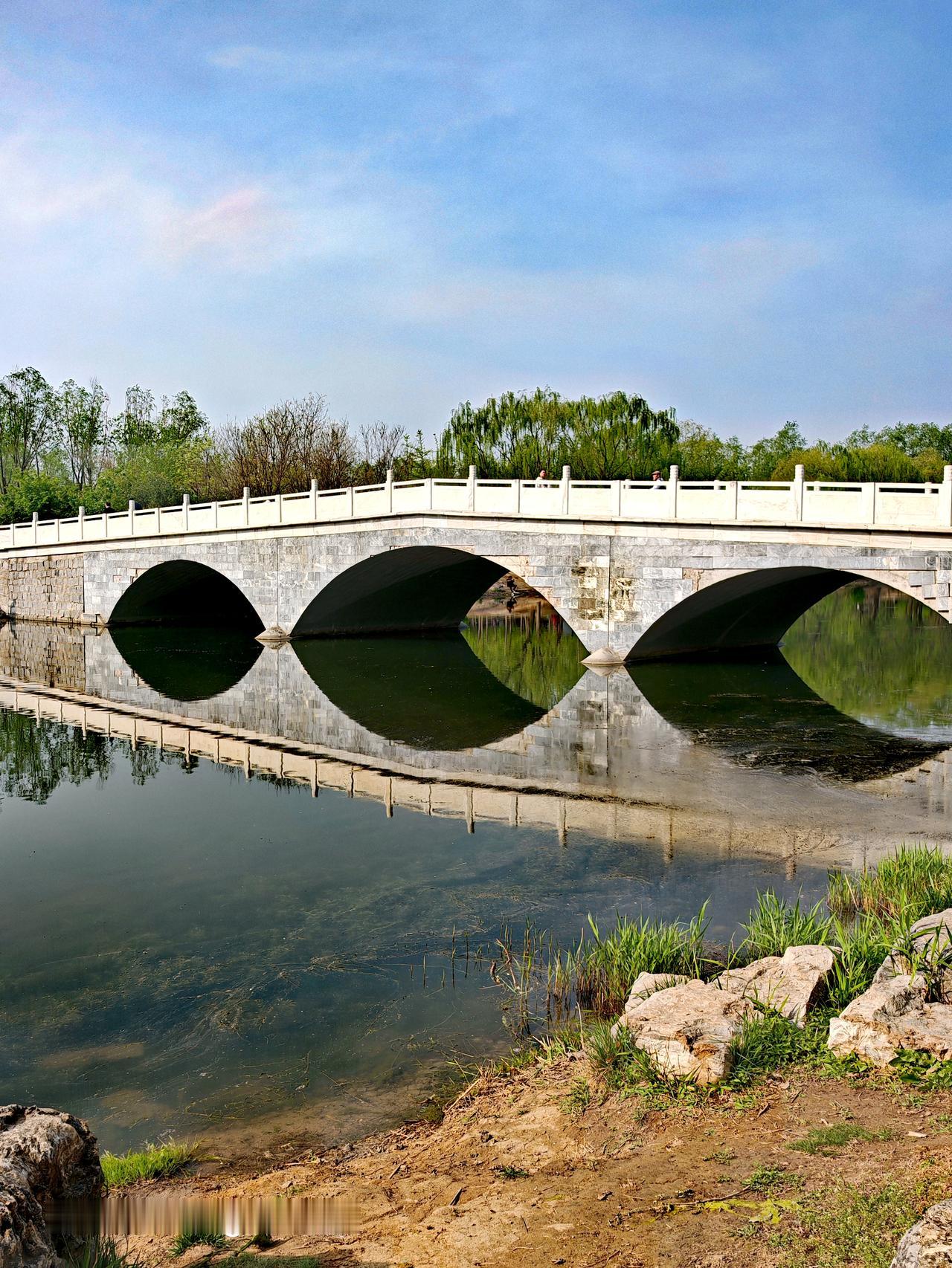 朝阳区马家湾湿地公园，不同时节有不同的美。11月1日左右，这里就是一幅绝美画卷。