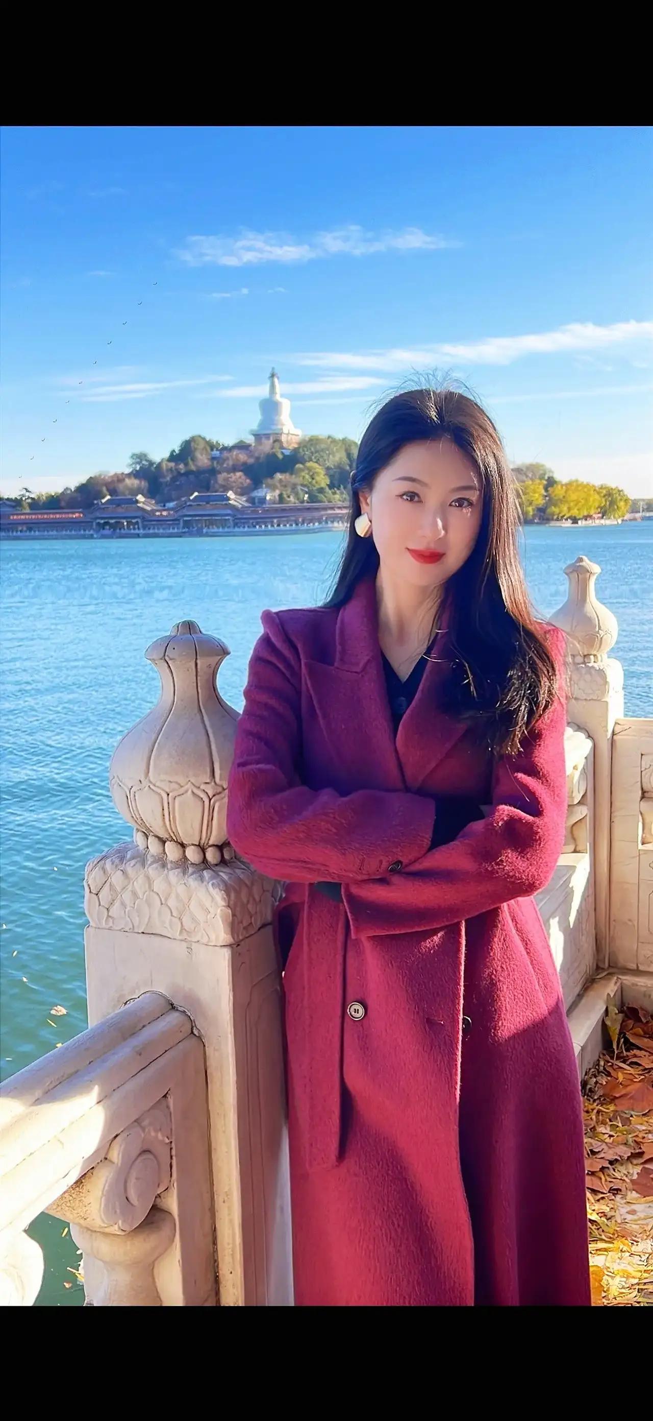 秋日游园，红衣美人倚栏杆，心旷神怡！🍂🍁怎样穿搭知性又显身材?好看的吊带裙