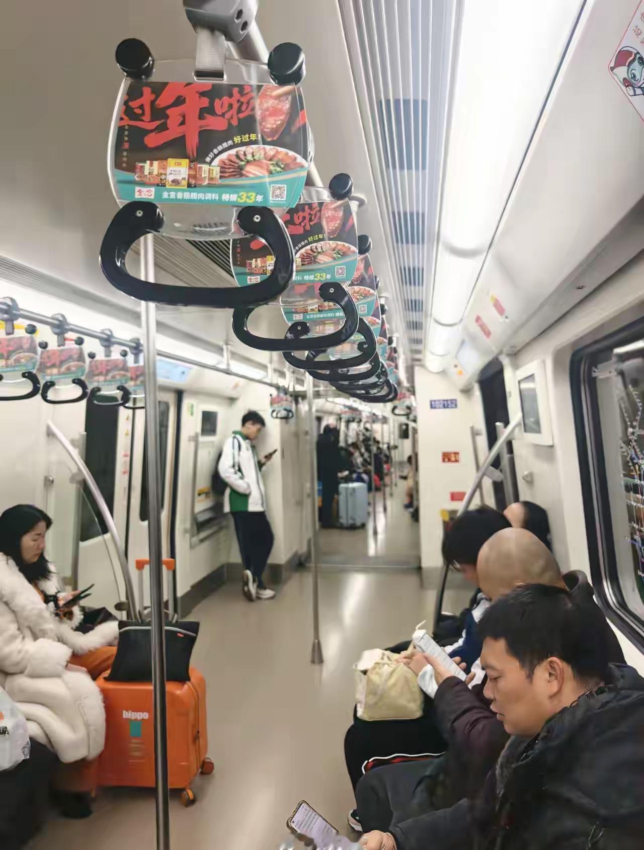 成都地铁2号线都空到这个程度了吗？这与原来的乘车拥挤，完全是另一番景象，30、