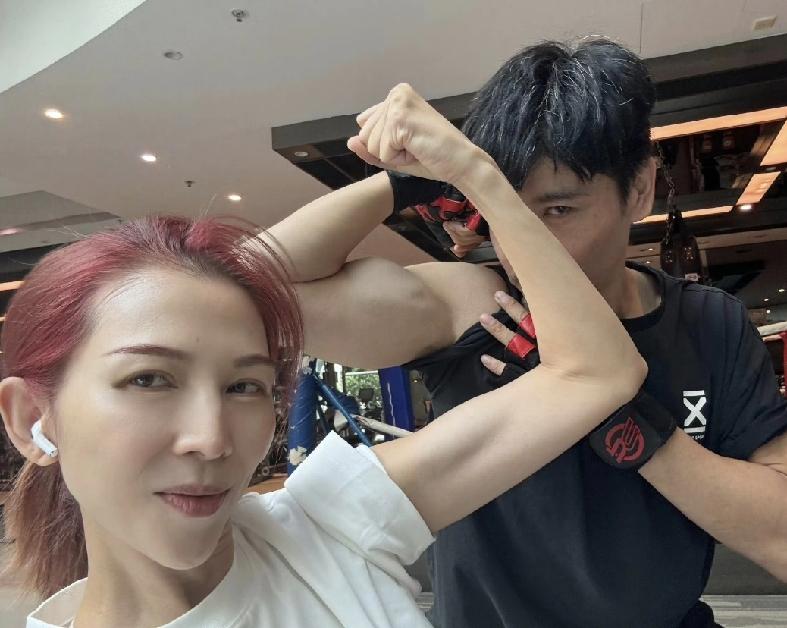 蔡少芬也太拼了！1月15日中午，蔡少芬在社交平台晒出健身照，配文：“別再問我為什