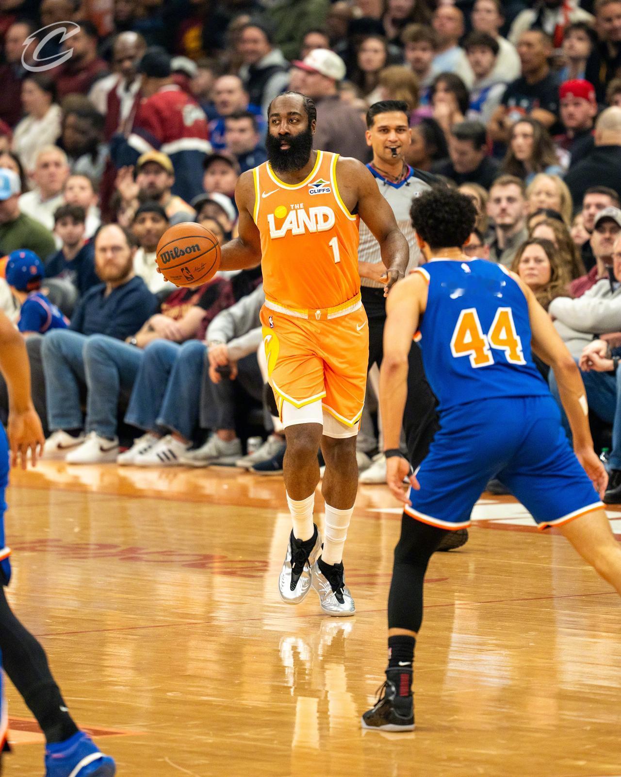 如果只看数据的话，哈登今天的表现有点拉了，全场18次出手只得了20分，送出4次助