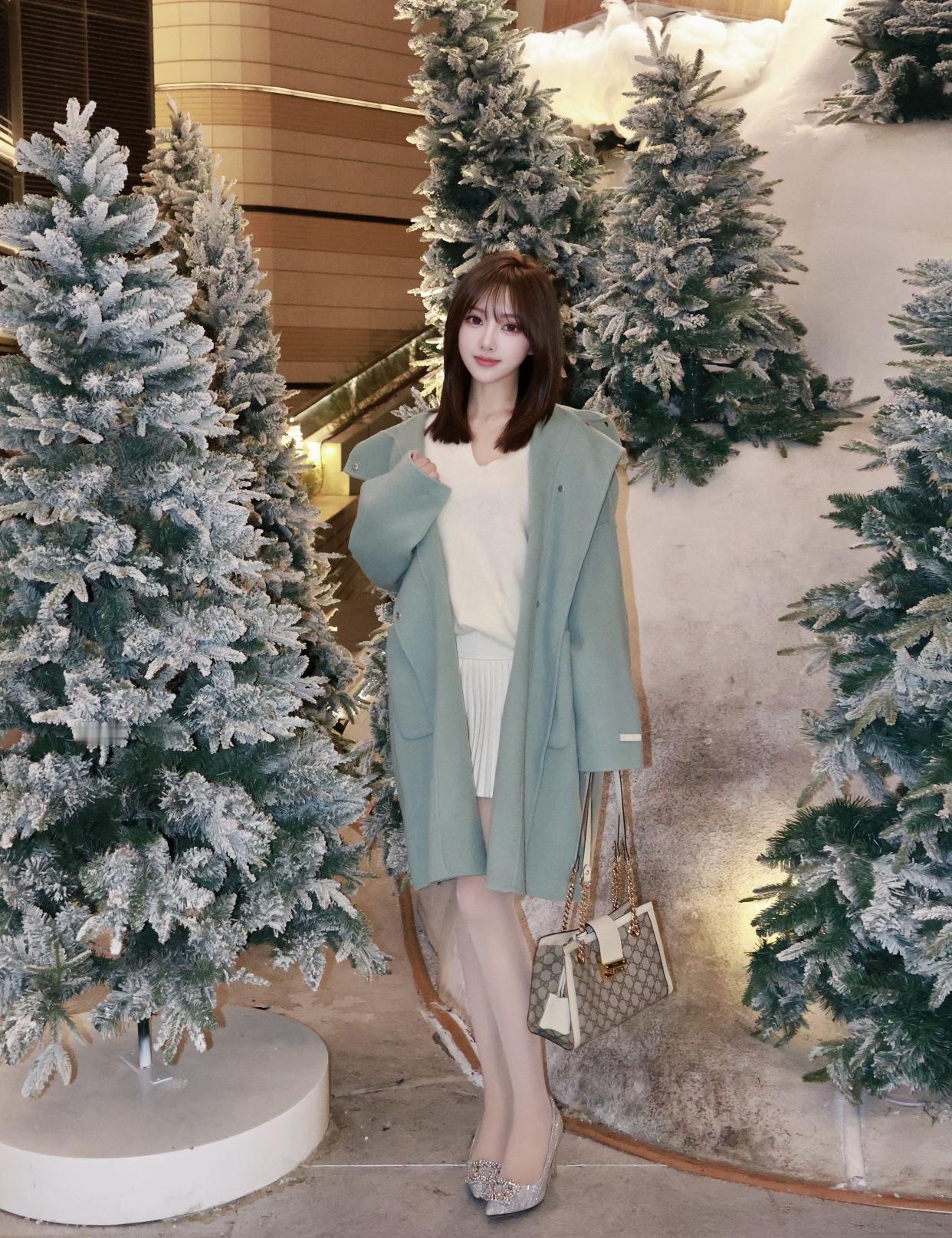 美女究竟能有多美气质高雅，举手投足间尽显魅力。