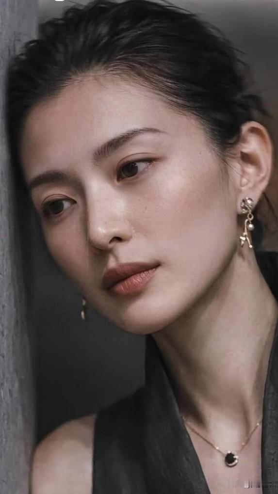 这氛围感真的绝了，利落盘发配上深色穿搭，清冷又成熟，自带一股子从容笃定的气场，这