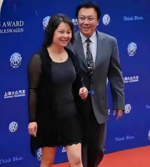 老戏骨唐国强的女儿唐莉，如今43岁了，没有豪宅名媛圈，也没蹭父亲半点星光，居然跟