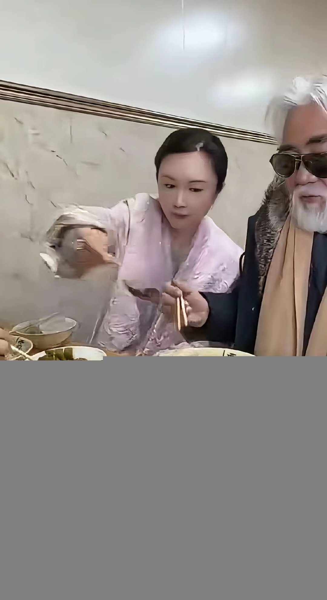 张纪中导演喜欢吃面条，碗量挺大，好像是一盘白切鸡，夫人杜星霖还帮掏了一勺酱。粗茶淡饭是老百姓的天，不