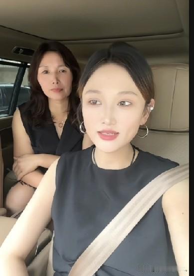 小故事！自从小曼妈妈来，郭老大的家里以后，小曼脸上也慢慢露出了笑容