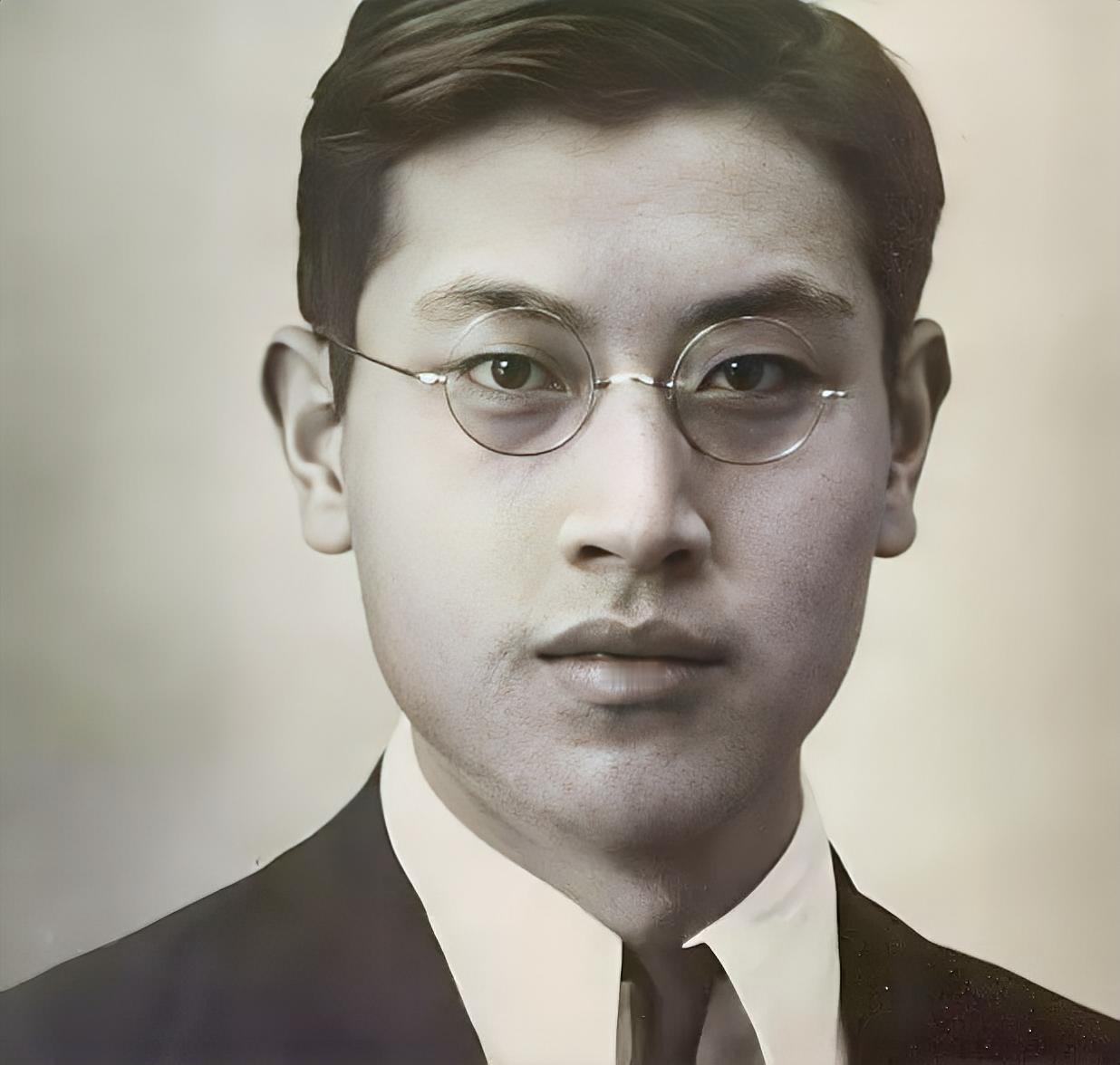 1928年，23岁的戴望舒向18岁的施绛年求婚，被无情拒绝。第二年，戴望舒站在楼