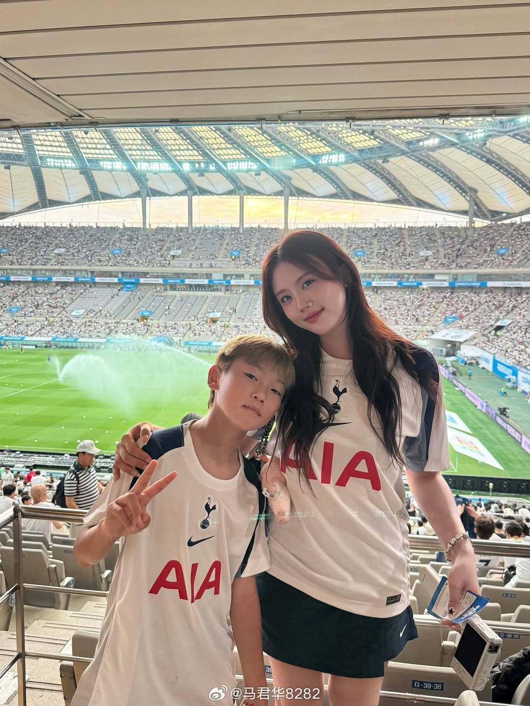 韩国足球名宿李同国的女儿李在诗在社媒分享的照片和写真。