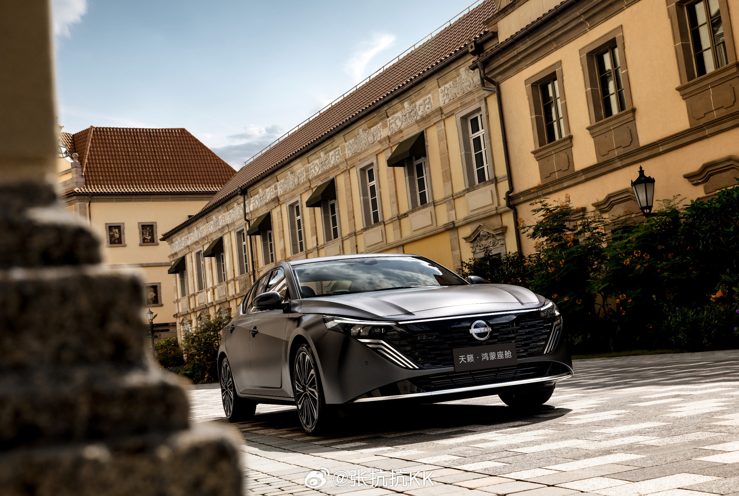 全球首个鸿蒙座舱燃油车今天日产天籁出现在了华为总部松山湖，二者来了一场“燃油车