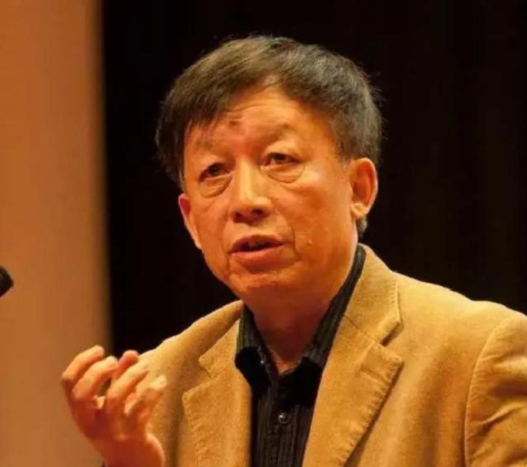 一天，易中天在厦大上课时，一名女生突然站起来冲他大喊:“易老师，我想嫁给你！”易