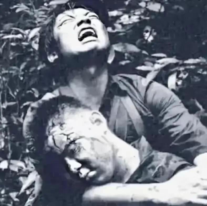 1987年，老山战役战地实拍李发忠怀抱牺牲战友仰天痛哭后，李发忠带着武器冲锋反击