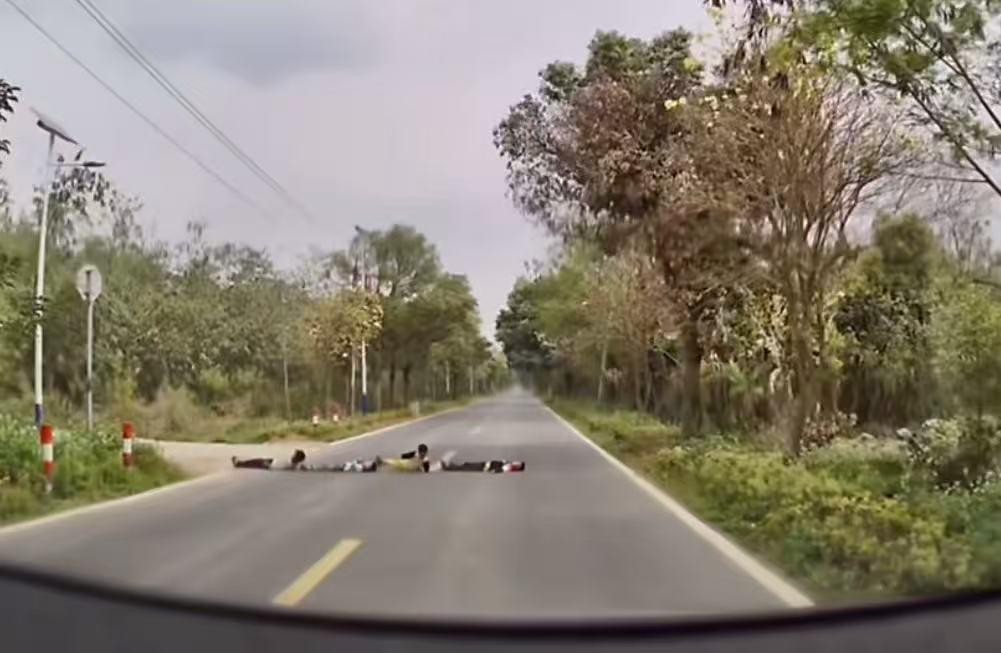 四名儿童躺马路玩耍险被撞，司机回忆：感到后怕，呼吁重视交通安全