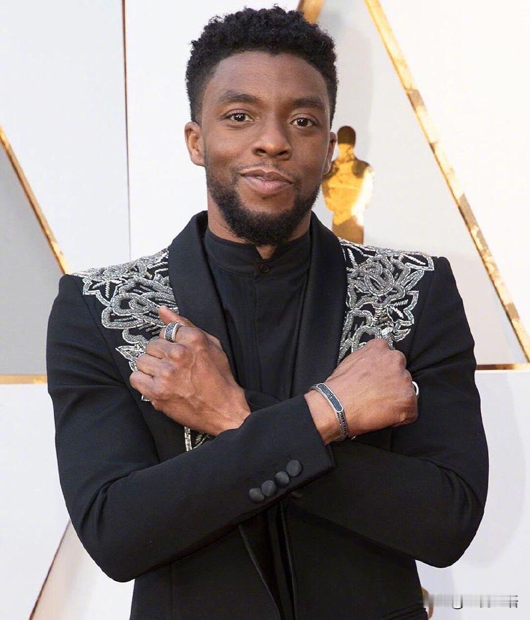 《黑豹》男主蹭砍掉自己片酬，补贴女演员！2020年拍《21座桥》时，女演员西耶