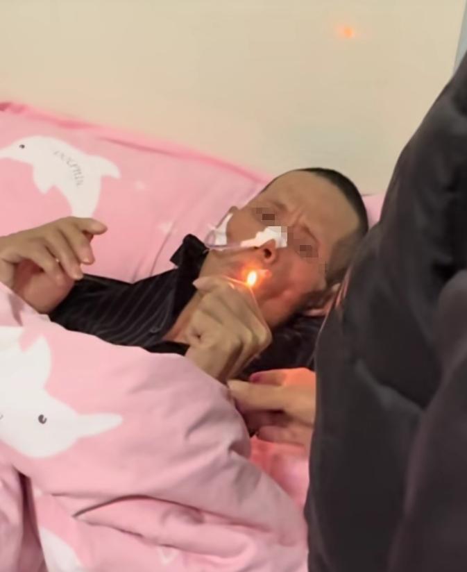 “泪目了！”父亲患肝癌晚期，自己还偷偷抽烟，被女儿急时发现说：你都病成这样了，医
