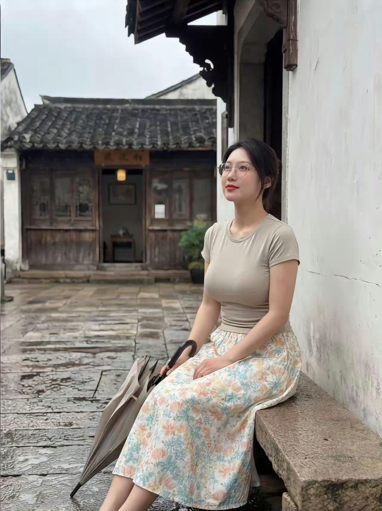  一把伞，一场雨，一座城，一段温柔的时光。