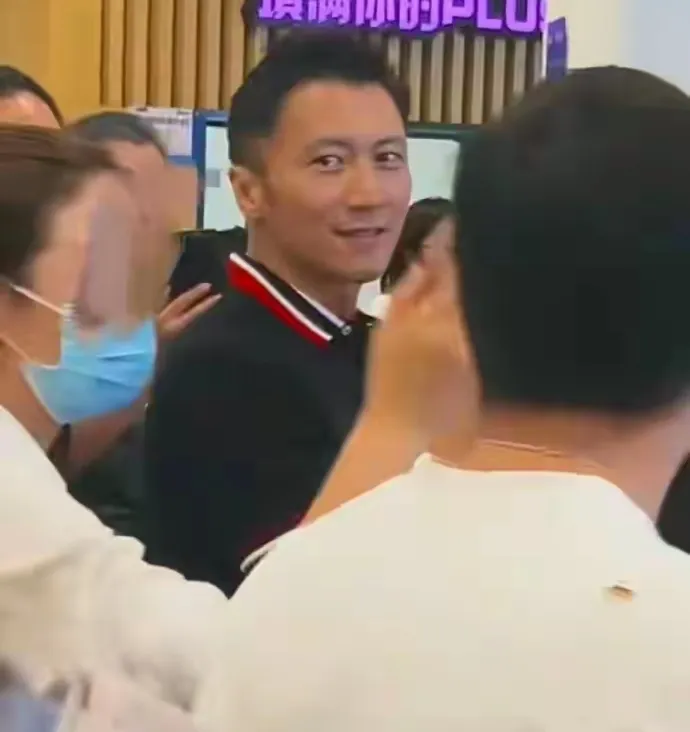 太心疼了，谢霆锋高调现身青岛，但是明显看出苍老了很多。自己的女友王菲刚在大女儿窦靖童的演唱会上闹出同