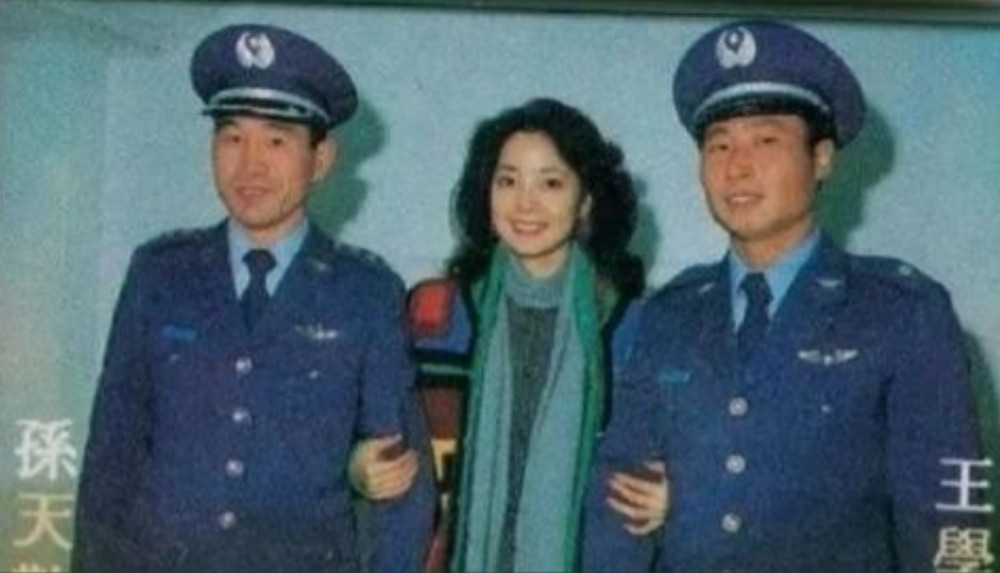 1983年，邓丽君与叛逃的两名我方飞行员亲昵合影，同时也表示了热烈的欢迎！从此可