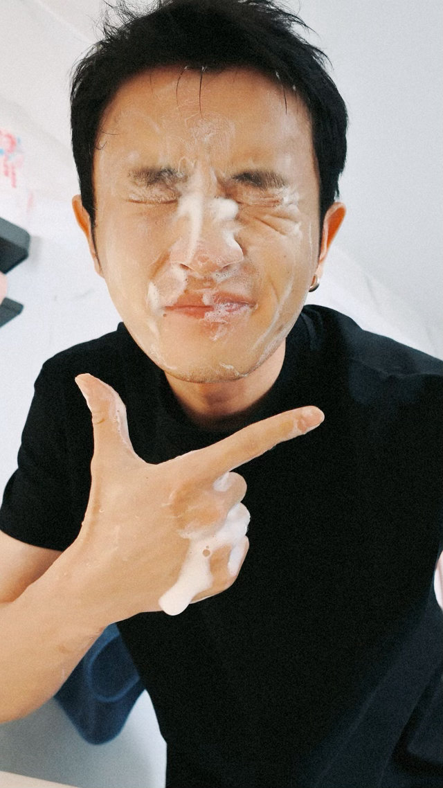 王勉重新定义出发图别人卷精致卷高级，王勉卷抽象！自己当摄影师拍了一套“在出发和
