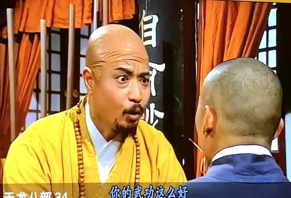 挂在悬崖上的瀑布，凑近一看居然是几片保鲜膜。当年古天乐的小龙女在前面断肠崖哭得肝肠寸断，背后那堵水流