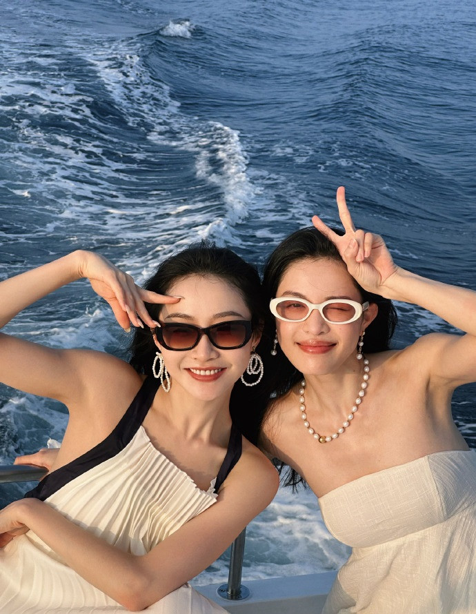 最近钟楚曦现身马尔代夫度假，她看起来特别的漂亮，也很有清纯时尚气息。钟楚曦这