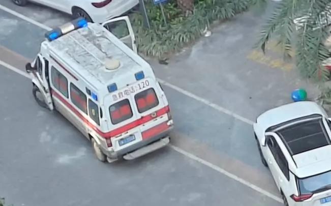 一大早上我正在做梦，说心脏病犯了，正在伸手够硝酸甘油。​这个时候外面120救