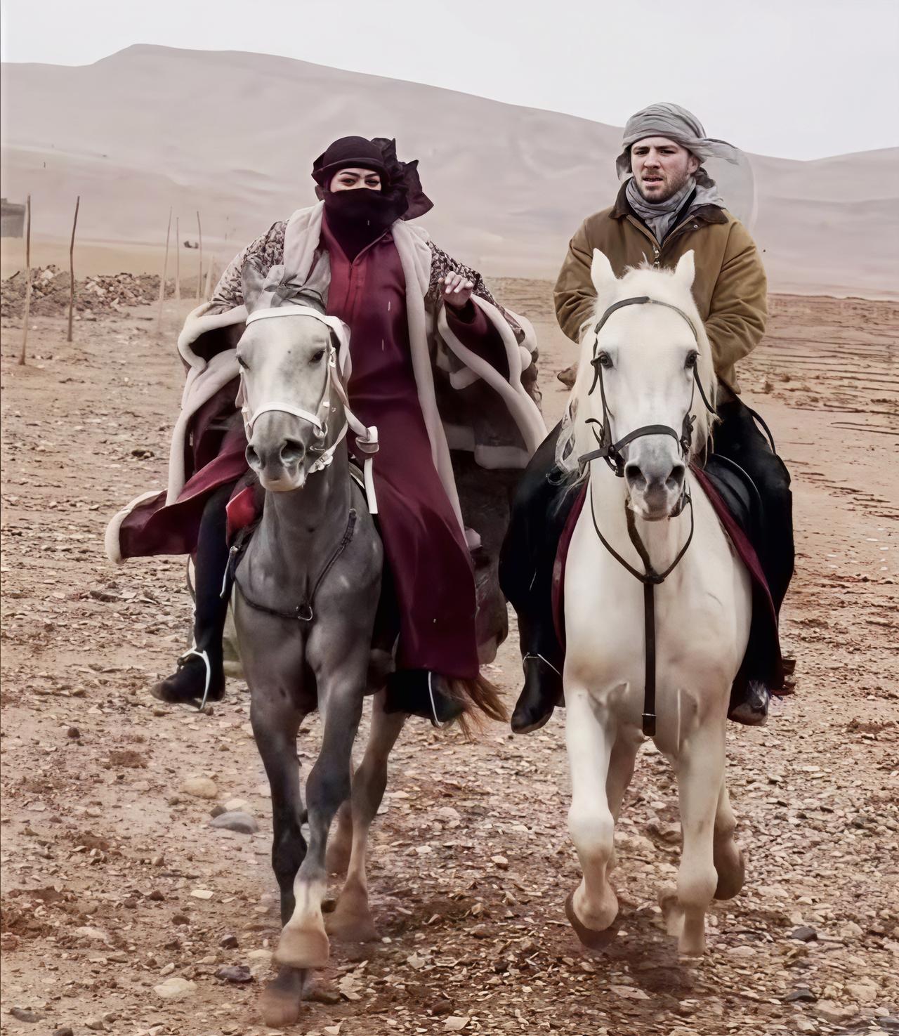 67岁的麦当娜和29岁的男友以及25岁的儿子一起在沙漠中赛马，不忘为伊朗女性发声